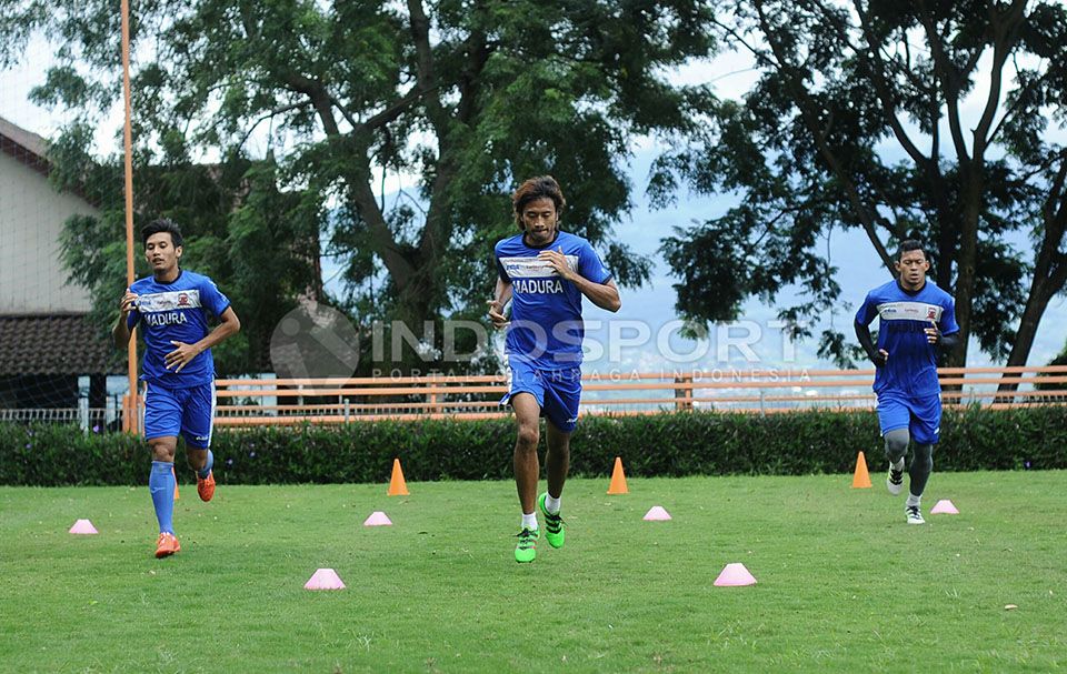 Para Pemain Madura United FC melakukan pemusatan latihan di Kota Batu, Malang. Copyright: &copy; INDOSPORT/IAN SETIAWAN