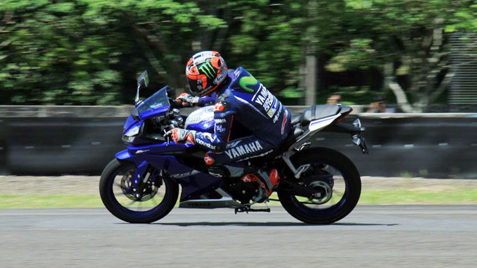 Maverick Vinales saat menjajal performa Yamaha All New R15 di Sirkuit Sentul. Copyright: &copy; naikmotor/Yudistira