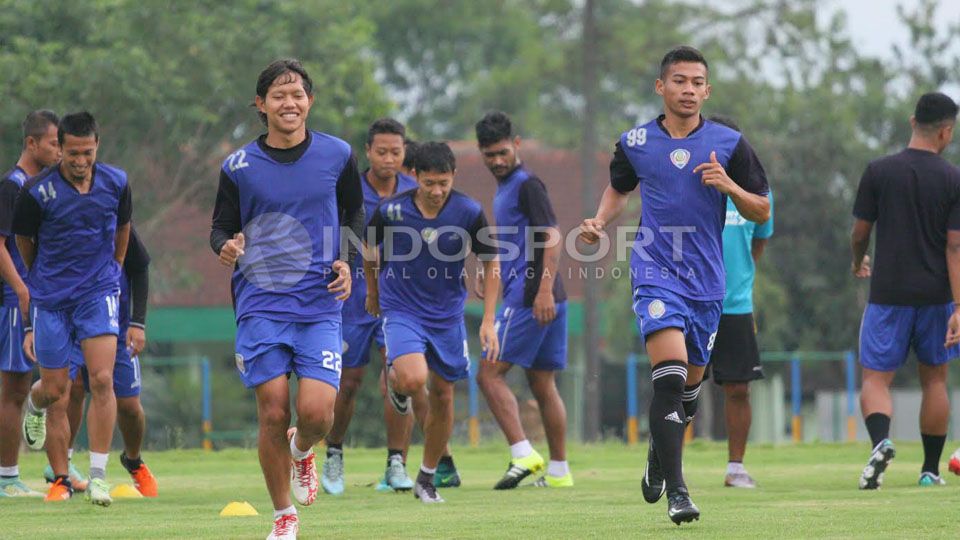 Adam Alis (kiri) sedang melakukan latihan bersama Arema FC. Copyright: &copy; Ian Setiawan/INDOSPORT