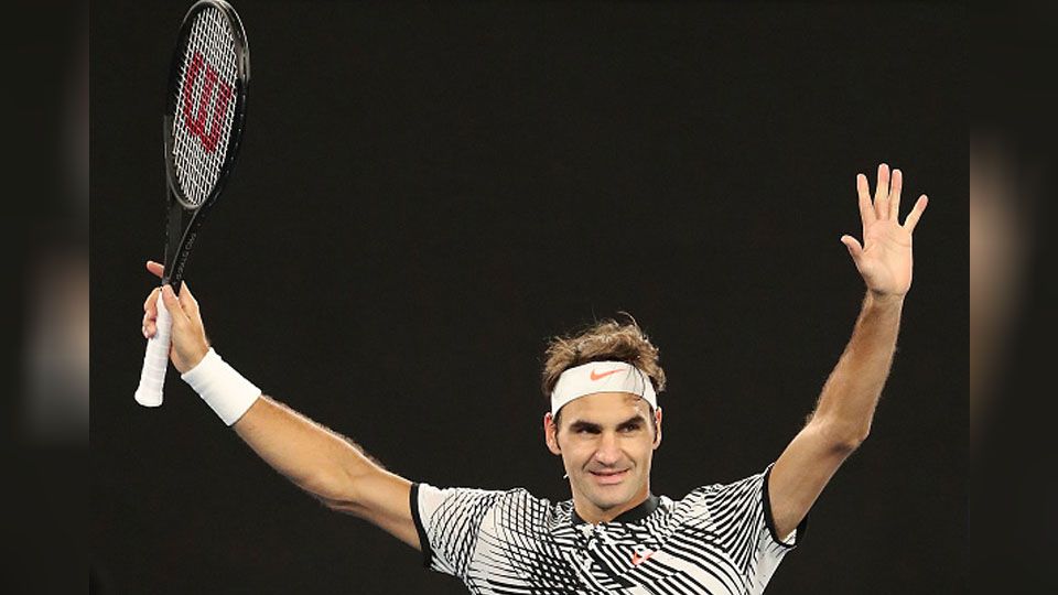 Roger Federer melakukan perayaan setelah menyingkirkan lawannya di babak perempatfinal Australia Terbuka 2017. Copyright: © Scott Barbour/Getty Images