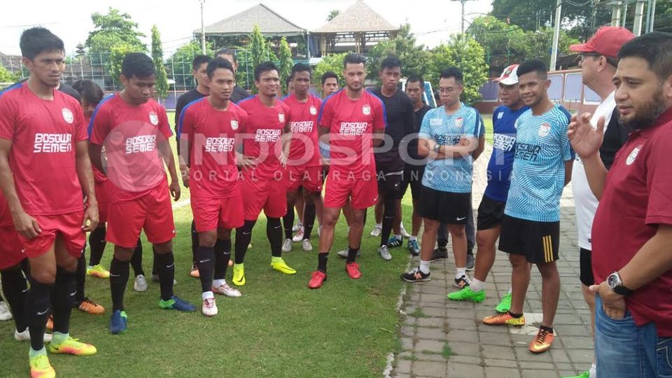 Raphael Maitimo (tengah/sepatu merah) mulai terlihat latihan bersama PSM Makassar. Copyright: &copy; Muhammad Nur Basri/INDOSPORT