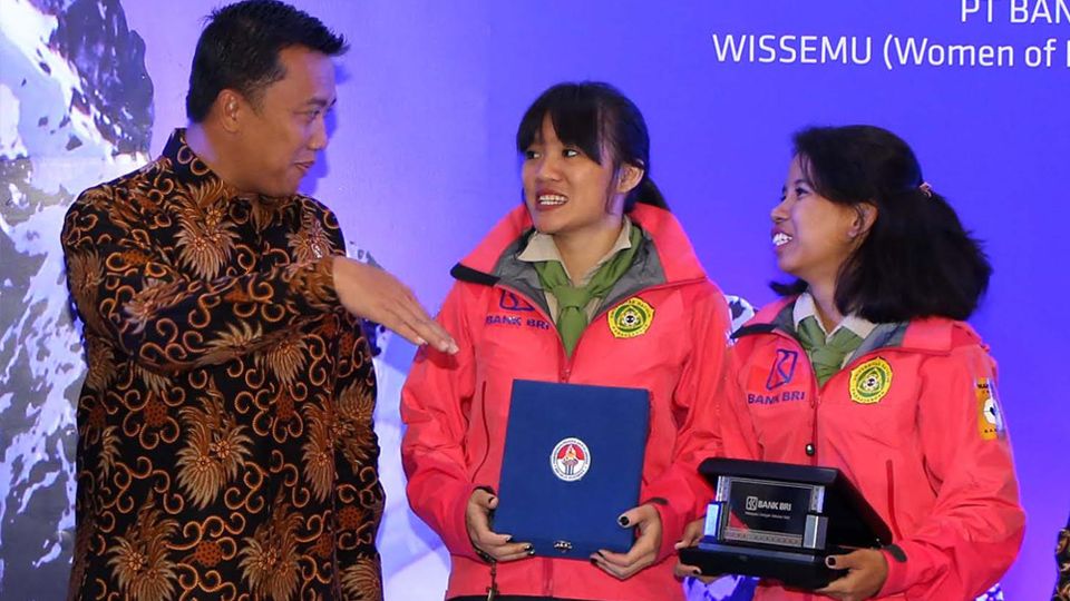 Menpora Imam Nahrawi berbincang dengan Fransiska Dimitri Inkiriwang dan Mathilda Dwi Lestari, dua pendaki putri Indonesia yang sukses mengibarkan bendera Merah Putih di puncak tertinggi di Benua Antartika Gunung Vinson Massif. Copyright: © KEMENPORA