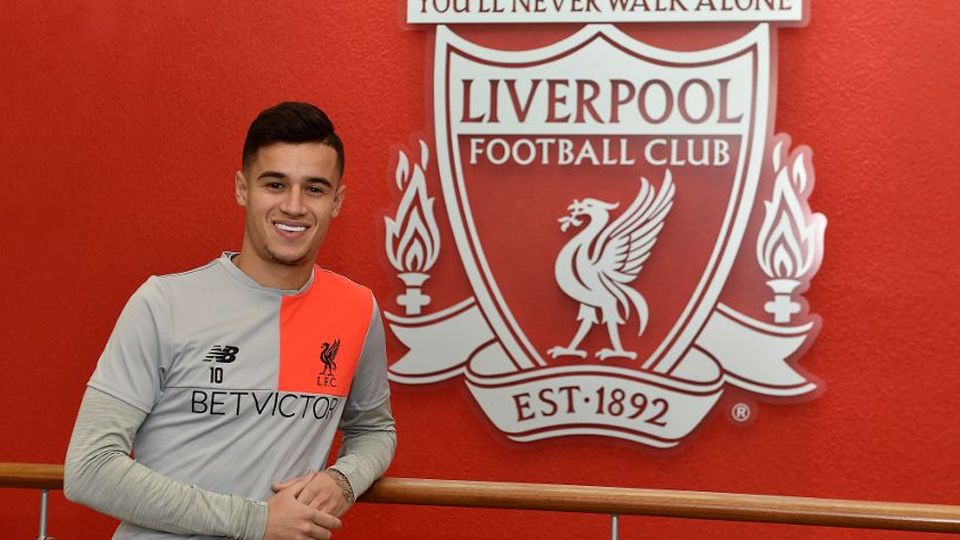 Philippe Coutinho berpose di depan logo Liverpool. Copyright: &copy; liverpoolfc.com