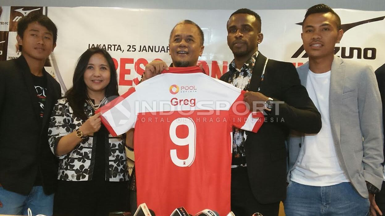 Greg Nwokolo saat diperkenalkan sebagai pemain anyar Madura United. Copyright: &copy; Lanjar Wiratri/Indosport
