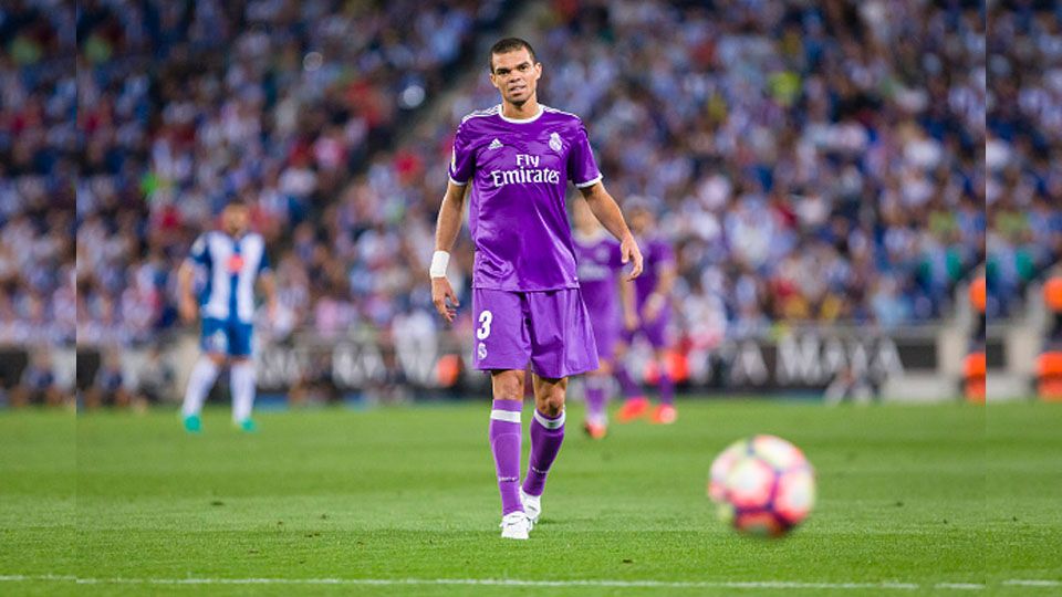 Pemain Belakang Real Madrid, Pepe dikabarkan akan ikut merapat ke China. Copyright: © Getty Images