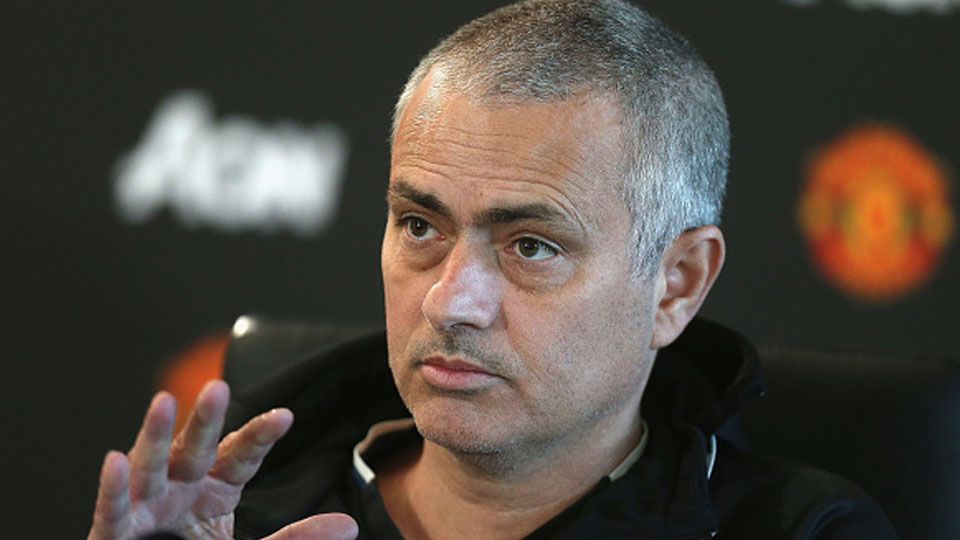 Pelatih Manchester United, Jose Mourinho dalam konferensi pers. Copyright: © Getty Images