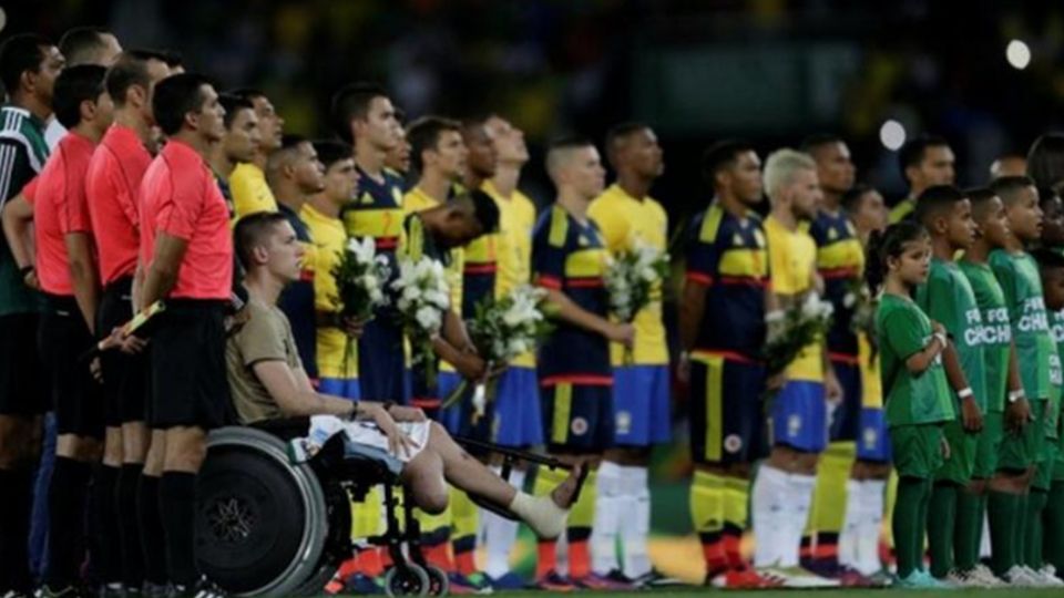 Laga persahabatan Brasil vs Kolombia yang dihadiri pemain Chapecoense. Copyright: © bbc.com