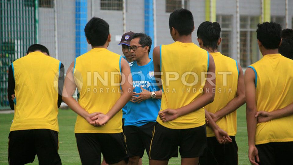 Aji Santoso memberikan arahan kepada Arema FC. Copyright: &copy; Ian Setiawan/INDOSPORT