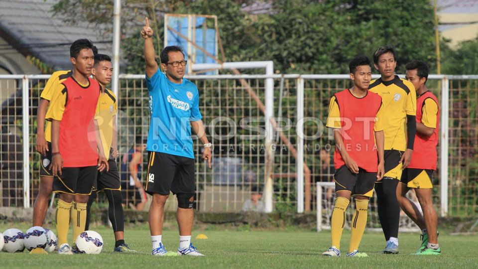 Aji Santoso memberikan arahan kepada para pemain Arema FC. Copyright: © Ian Setiawan/INDOSPORT