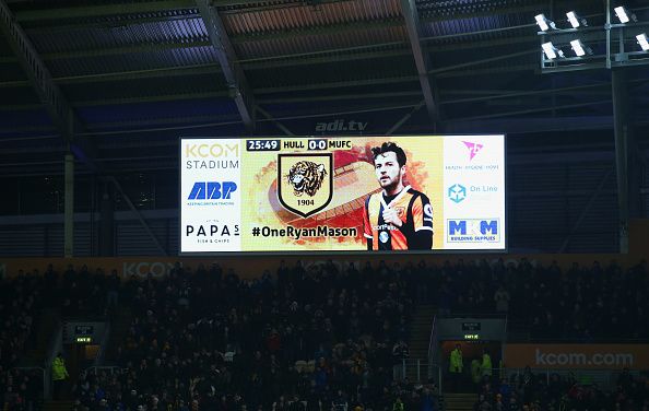 Hull City memberikan dukungan kepada salah satu pemainnya yang tengah cedera, Ryan Mason. Copyright: © Alex Livesey/GettyImages