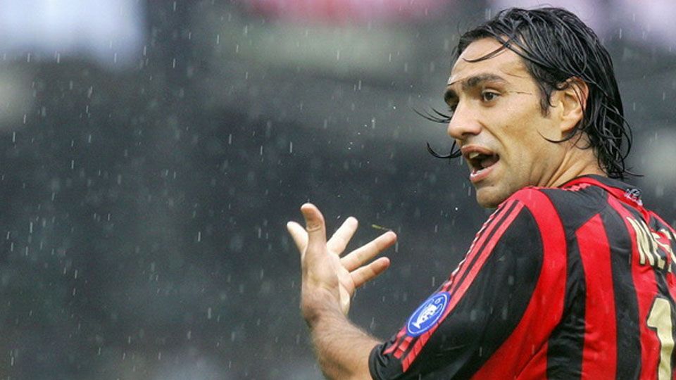 Alessandro Nesta saat masih berseragam AC Milan. Copyright: © Pasco Serinelli/AFP