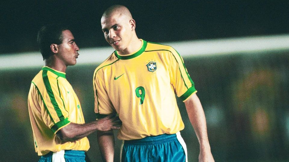 Romario dan Ronaldo saat keduanya masih membela Timnas Brasil. Copyright: © AS