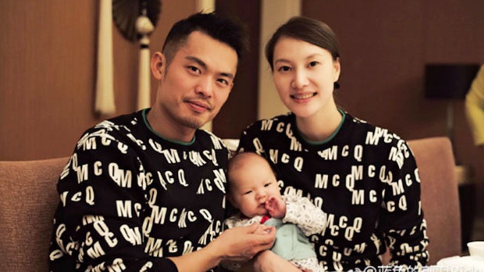 Ada pasangan yang bercerai, media China, Sports Sina mempertanyakan masa depan dari rumah tangga legenda bulutangkis Lin Dan. Copyright: © badmintonplanet