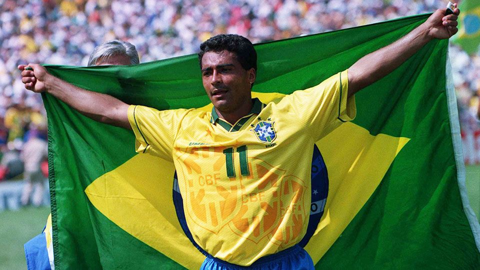 Romario kibarkan bendera Brasil saat masih bermain. Copyright: © Neal Simpson/EMPICS via Getty Images