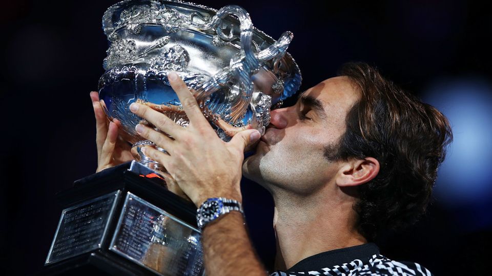 Roger Federer meraih trofi Grand Slam pertama tahun ini, Minggu (29/01/17). Copyright: © Clive Brunskill/Getty Images