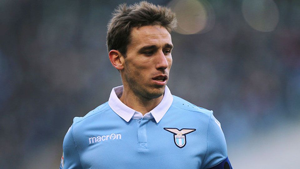 Lucas Biglia menjadi pemain yang tengah diincar oleh AC Milan. Copyright: © Paolo Bruno/Getty Images