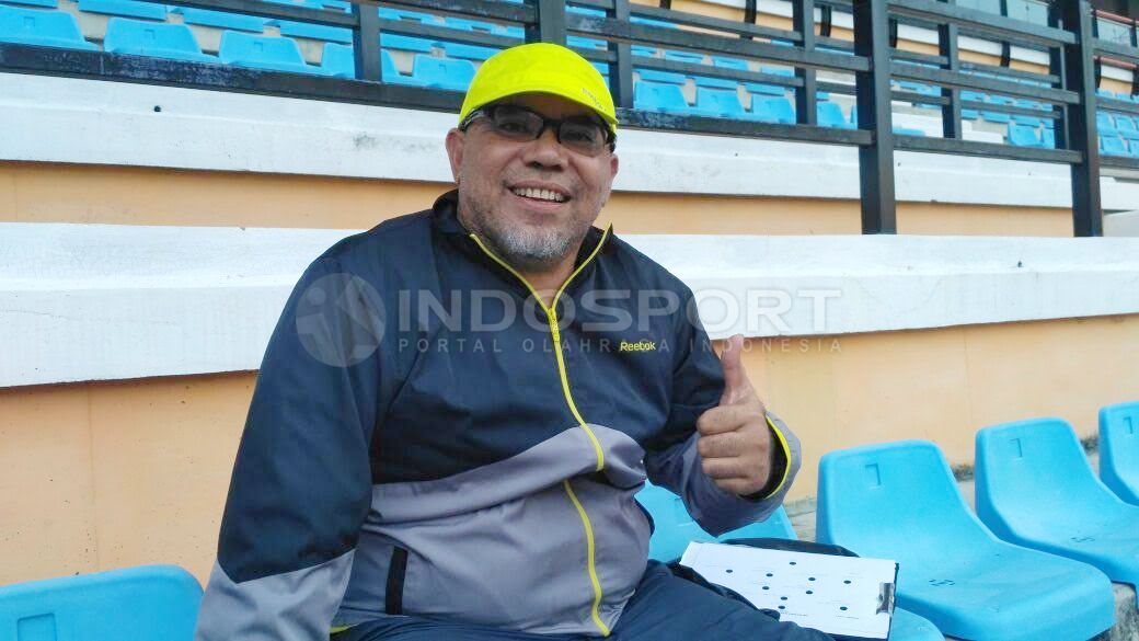 Pelatih sepak bola Iwan Setiawan menandatangani kontrak bersama klub Liga 3 asal Aceh Timur, Persidi Idi Rayeuk, Sabtu (29/06/19) kemarin. Copyright: © Dian Kurniawan/Indosport