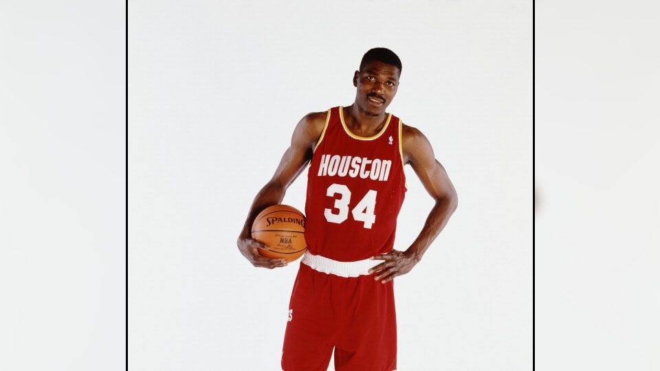 Hakeem Olajuwon saat memperkuat Houston Rockets. Copyright: © Getty Images