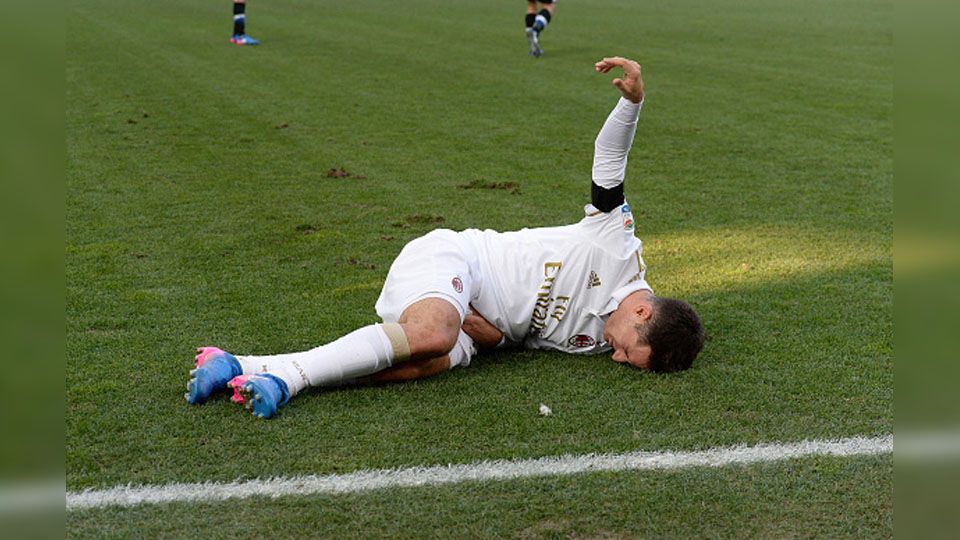 Gelandang AC Milan, Giacomo Bonaventura terkapar saat melawan Udinese. Copyright: © Getty Images
