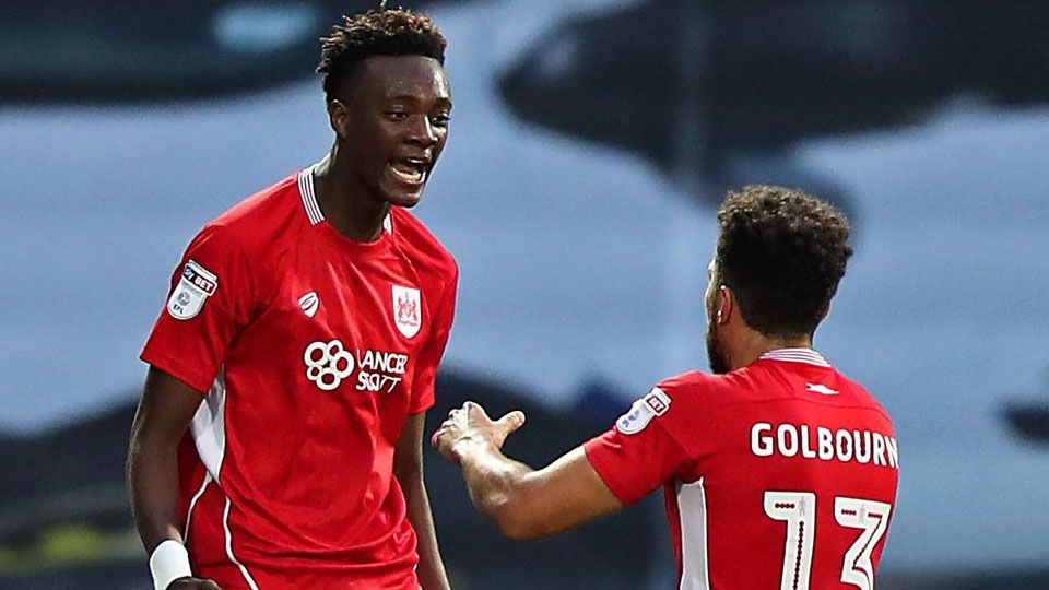 Penyerang Bristol City, Tammy Abraham ketika melakukan selebrasi bersama rekan setimnya. Copyright: © Getty Images