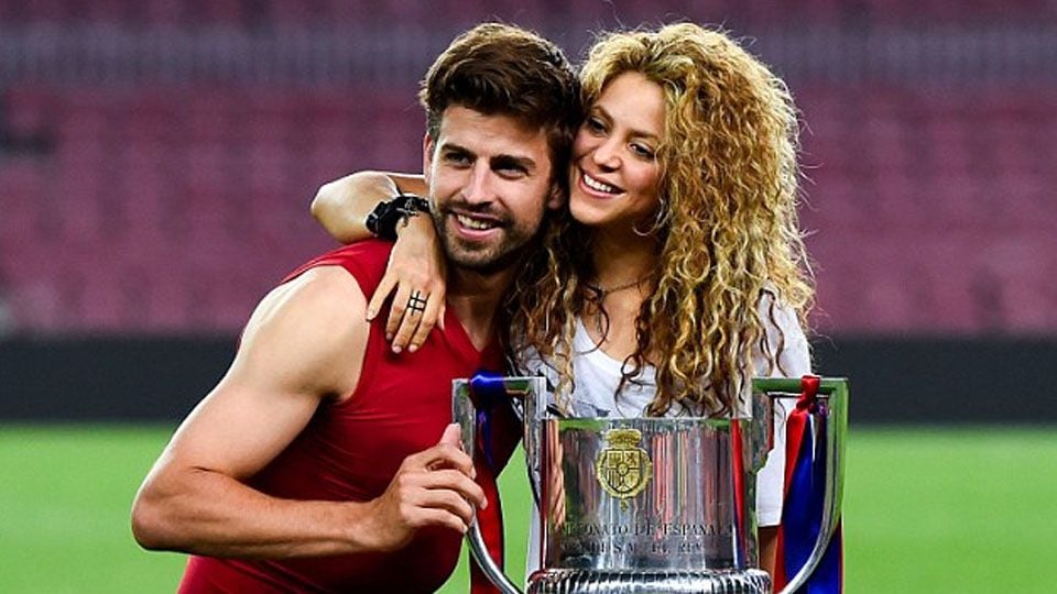 Gerard Pique dan istrinya Shakira. Copyright: © dailymail.co.uk