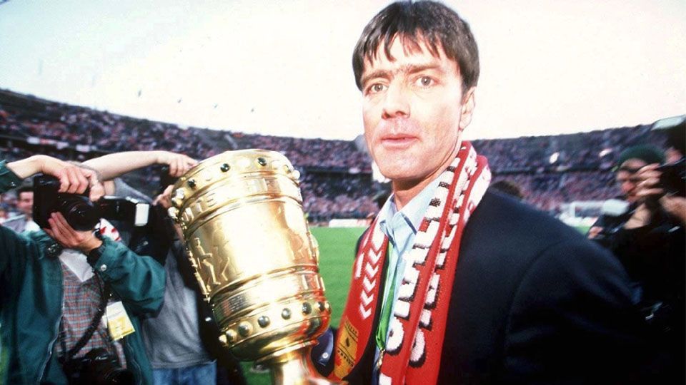 Joachim Low saat meraih DFB Pokal bersama VfB Stuttgart. Copyright: © KSTA