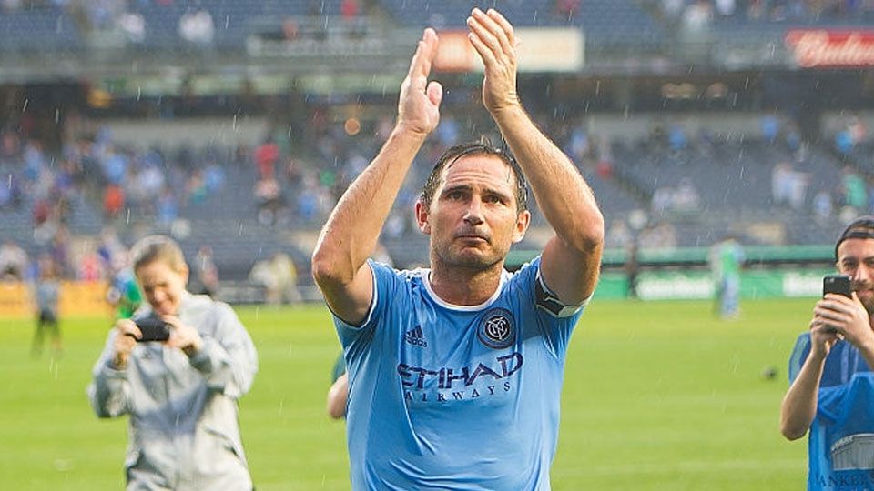 Frank Lampard tepuk tangan kepada fans setelah bertanding melawan Colorado Rapids di Yankee Stadium, New York City. Copyright: © Michael Stewart/Getty Images