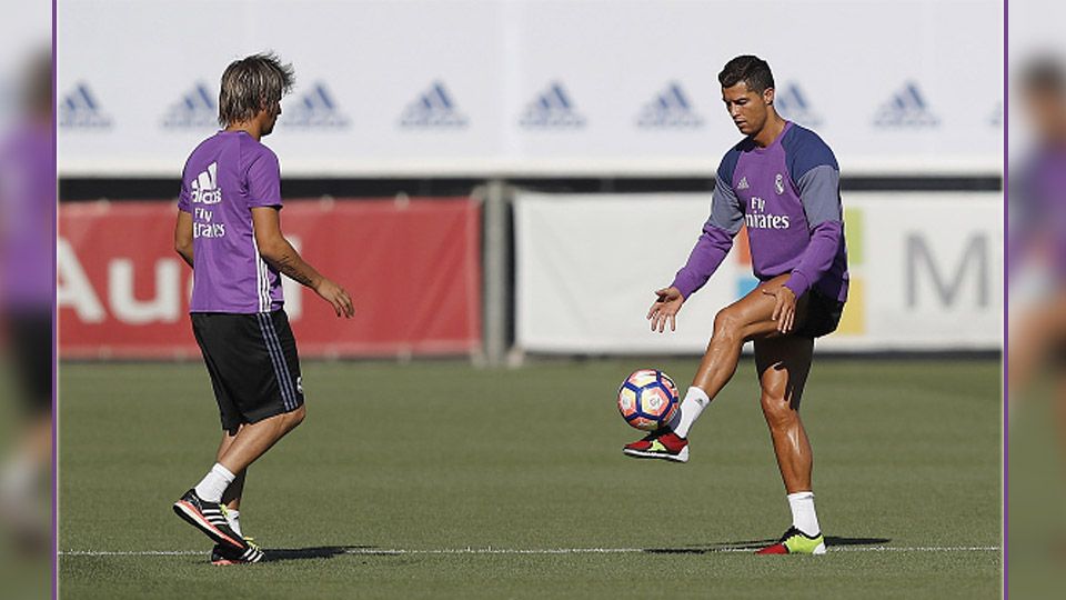 Fabio Coentrao (kiri) dan Cristiano Ronaldo saat dalam sesi latihan. Copyright: © Angel Martinez/GettyImages