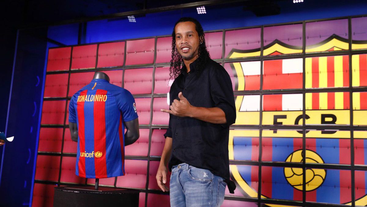 Ronaldinho saat menjadi ambasador Barcelona. Copyright: © FCBarcelona