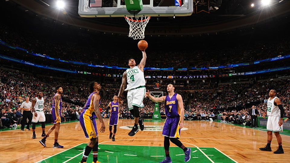 Pemain Boston Celtics, Isaiah Thomas, memasukan bola basket ke ring Los Angeles Lakers. Copyright: © Brian Babineau/NBAE via Getty Images