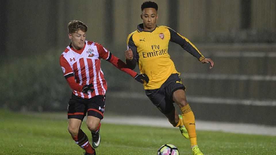 Cohen Bramall saat bermain melawan Southampton bersama tim junior Arsenal. Copyright: &copy; David Price/Arsenal FC via Getty Images