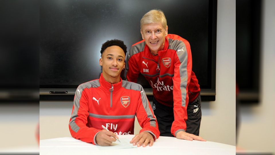 Bramall menandatangani kontrak disaksikan Wenger. Copyright: &copy; Getty Images