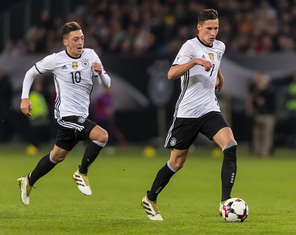 Mesut Ozil (kiri) dan Julian Draxler saat latihan bersama di Timnas Jerman. Copyright: &copy; TF-Images/GettyImages