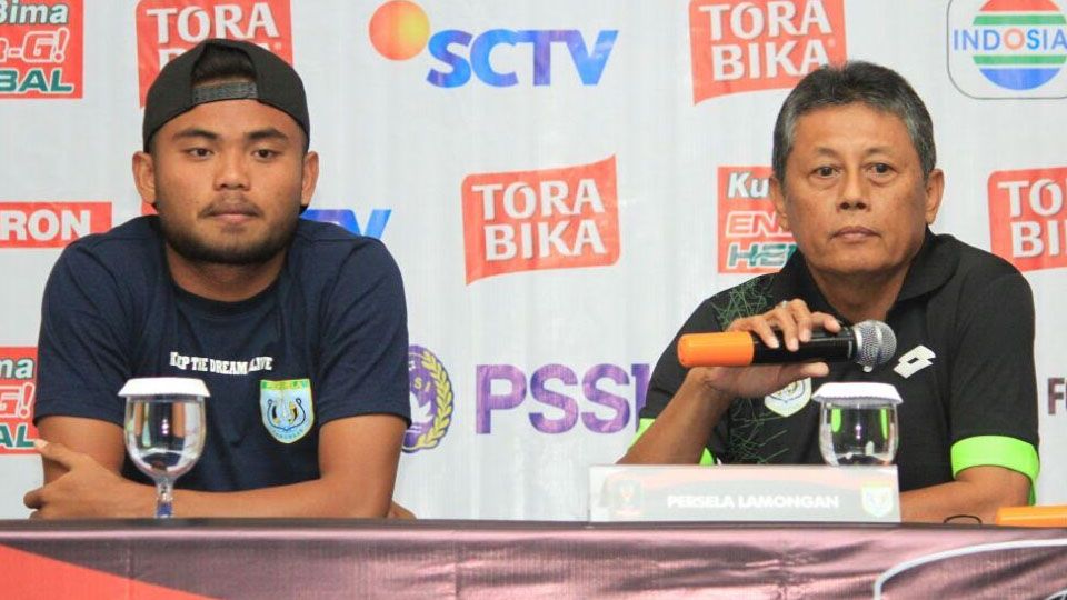 Herry Kiswanto saat menjadi pelatih Persela Lamongan dalam konferensi pers jelang pertandingan lawan Persiba Balikpapan. Copyright: © Muhammad Ginnajar/INDOSPORT.