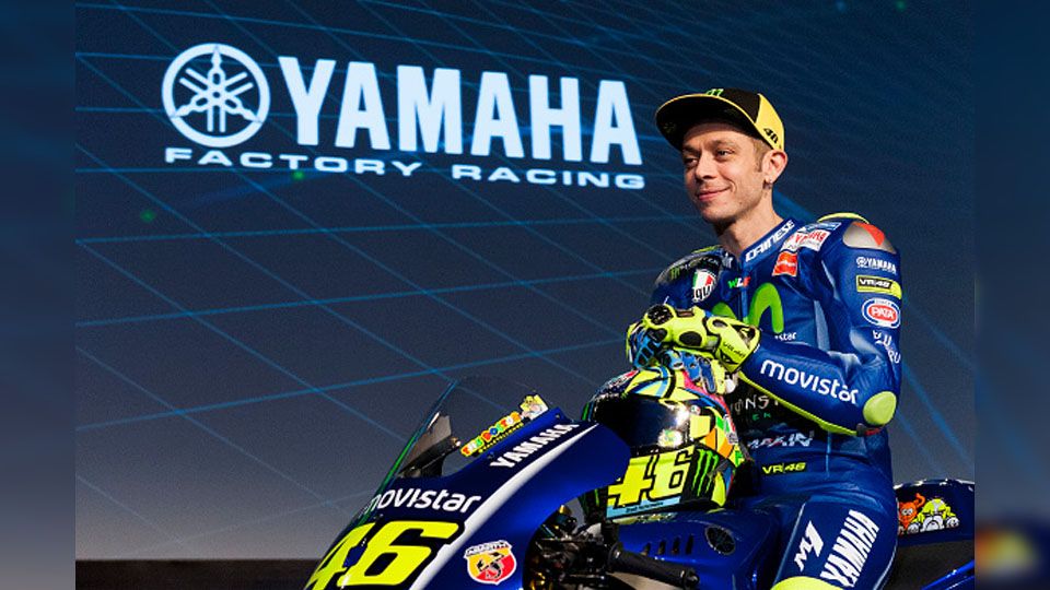 Valentino Rossi saat perkenalan motor baru Yamaha tahun 2017 lalu. Copyright: © Getty Images