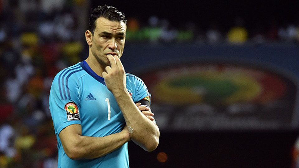 Kiper Timnas Mesir, Essam El-Hadary, tampak sedih setelah timnya kalah oleh Kamerun dengan skor 2-1. Copyright: © ISSOUF SANOGO/AFP/Getty Images