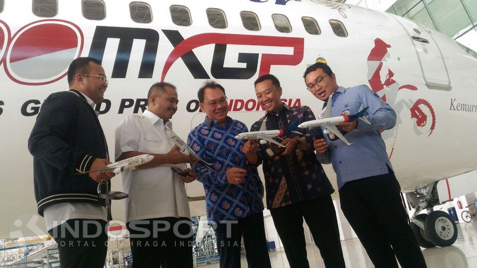 Menpora menghadiri penempelan stiker Sriwijaya Air MXGP bertempat di Bandara Soekarno-Hatta, Cengkareng. Copyright: © Zainal Hasan/INDOSPORT