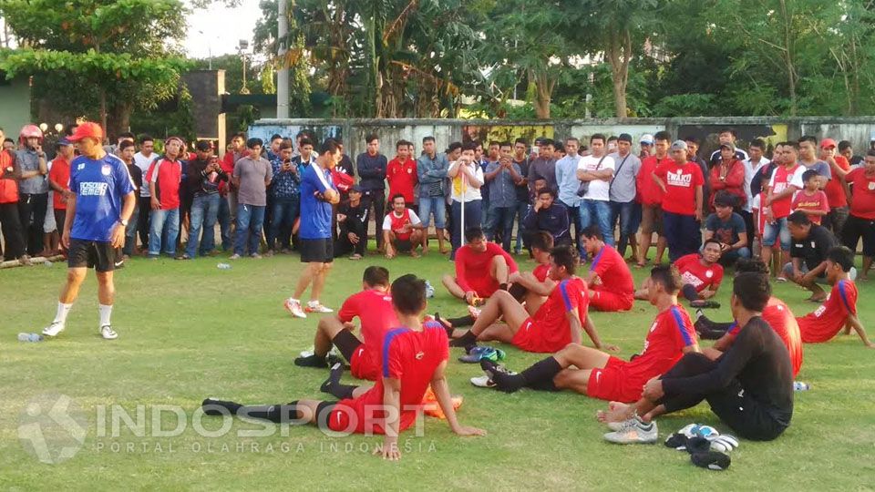 Penggawa lapis dua PSM Makassar dikalahkan tim amatir dalam laga uji coba. Copyright: © Muhammad Nur Basri/INDOSPORT