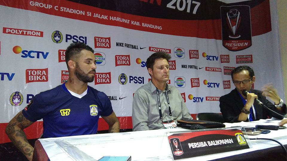 Timo Scheunemann (tengah) saat konferensi pres usai pertandingan Persiba Balikpapan di Piala Presiden. Copyright: &copy; Muhammad Ginanjar/INDOSPORT