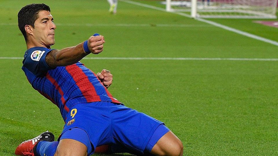 Luis Suarez mencetak gol perdana bagi Barcelona di babak perdana. Copyright: &copy; @TheCatalanGiant