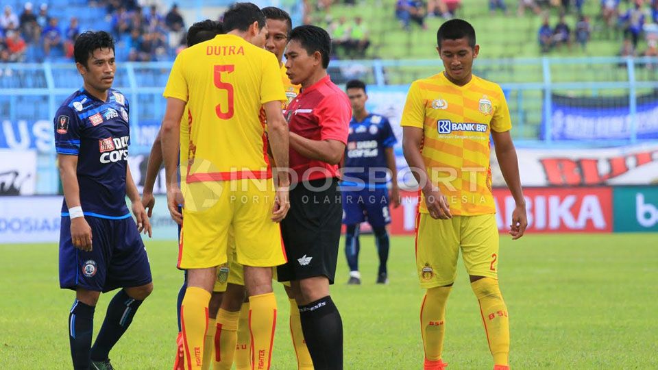 Wasit Hamsir saat memberikan kartu kuning kedua pada Putu Gede saat menghadapi Arema FC. Copyright: &copy; INDOSPORT/Ian Setiawan