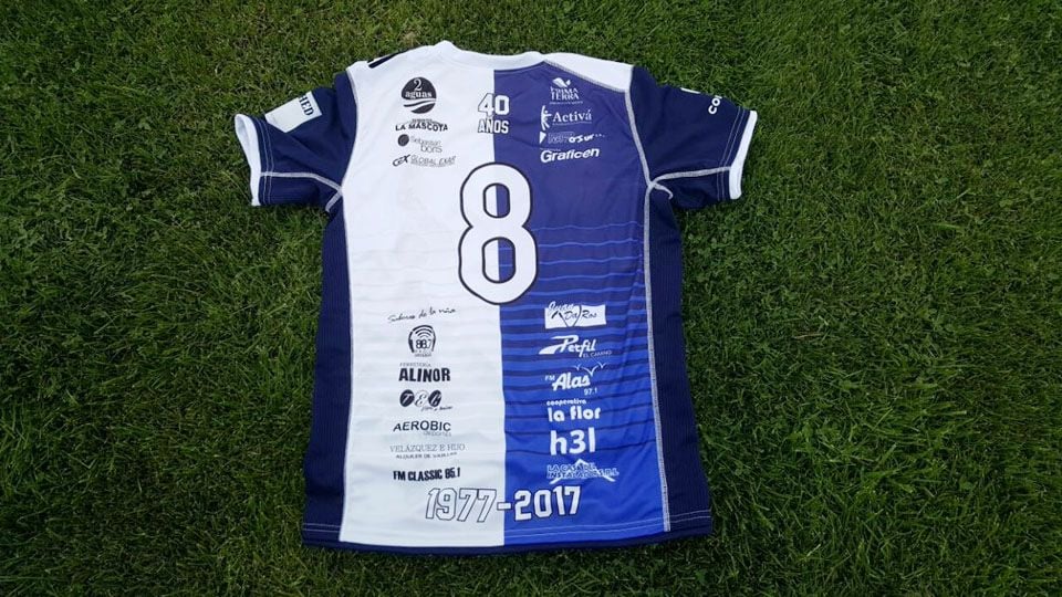50 Sponsor dalam satu jersey Asociacion Deportiva Centenario. Copyright: © ADCFUTBOL