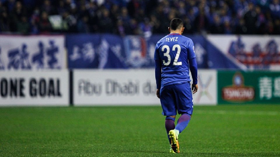 Carlos Tevez tertunduk lesu usai timnya, SHanghai Shenhua, kalah 2-0 oleh Brisbane Roar. Copyright: © VCG/VCG via Getty Images