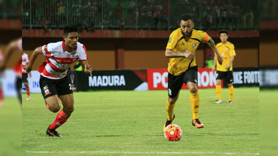 Fachrudin ketika mengawal ketat Marcel Sacramento. Copyright: © Ian Setiawan/INDOSPORT