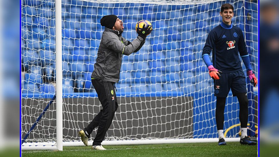 Diego Costa (kiri) saat sedang latihan bersama rekan setimnya di Chelsea, Thibau Courtois. Copyright: &copy; Darren Walsh/GettyImages