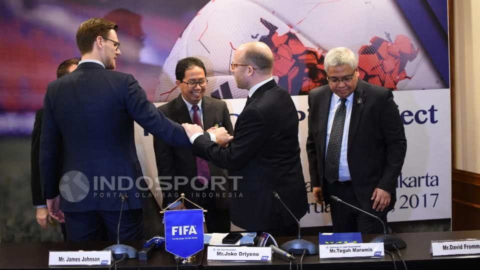 Waketum PSSI, Joko Driyono bersalaman dengan perwakilan FIFA usai acara hasil pertemuan FIFA dengan PSSI terkait NDRC (National Dispute Resolution Chamber). Copyright: &copy; Herry Ibrahim/INDOSPORT