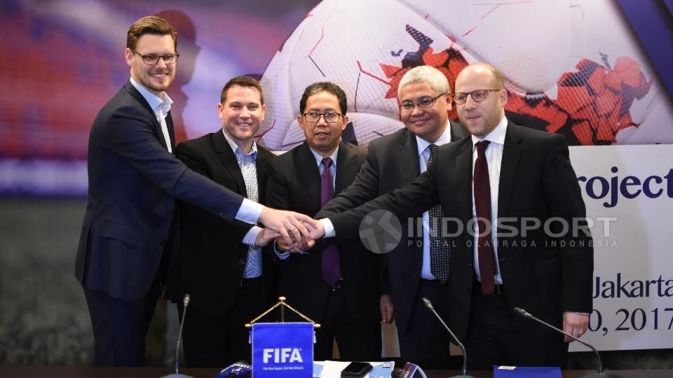 Ki-Ka: Perwakilan FIFpro Jonas Baer-Hoffman, Perwakilan FIFA James Johnson, Waketum PSSI Joko Driyono, Direktur Legal PSSI Teguh Maramis. Copyright: &copy; Herry Ibrahim/INDOSPORT