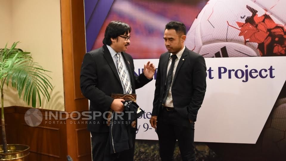 Sekjen PSSI, Ade Wellington (kiri) berbincang dengan Ketua APPI Ponaryo Astaman. Copyright: © Herry Ibrahim/INDOSPORT