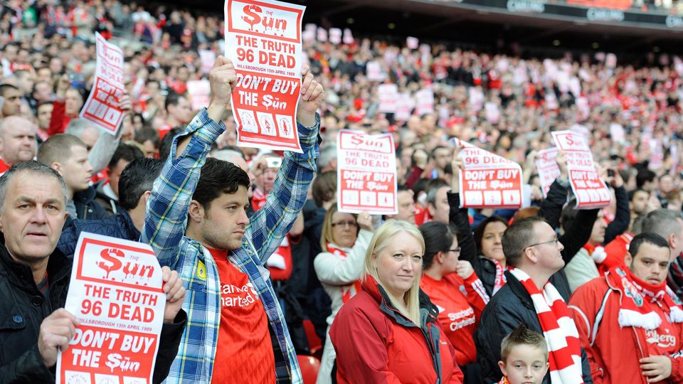Fans Liverpool ungkapkan perasaan mereka terkait pemberitaaan dari media The Sun di final Piala Liga 2012 melawan Cardiff City di Wembley. Copyright: © Tom Jenkins/GUARDIAN