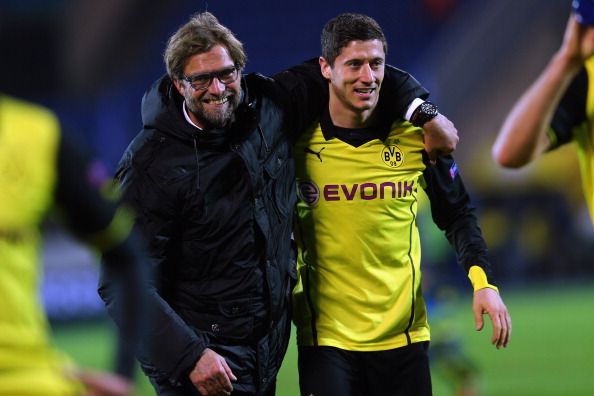 Jurgen Klopp (kiri) dan Robert Lewandowski saat keduanya masih berada di Borussia Dortmund. Copyright: © Alex Grimm/GettyImages